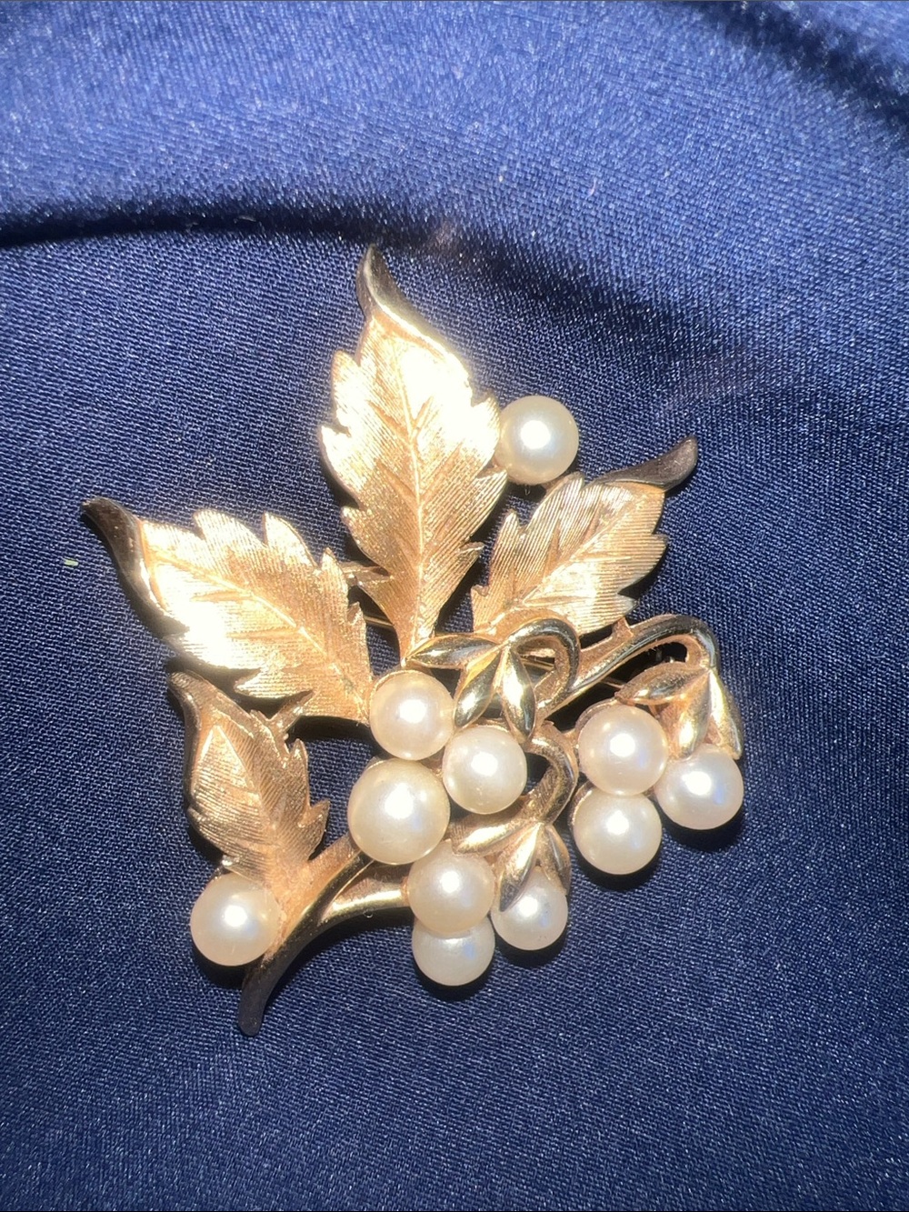 Crown Trifari Gold Leaf Pearl Cluster Brooch - Women Jewelry, vintage !!